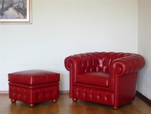Poltrona Chesterfield con Pouf