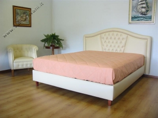 letto-imbottito-in-pelle-valentina-panna