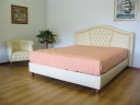 letto-imbottito-in-pelle-valentina-panna