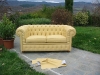 Divano chesterfield in pelle gialla