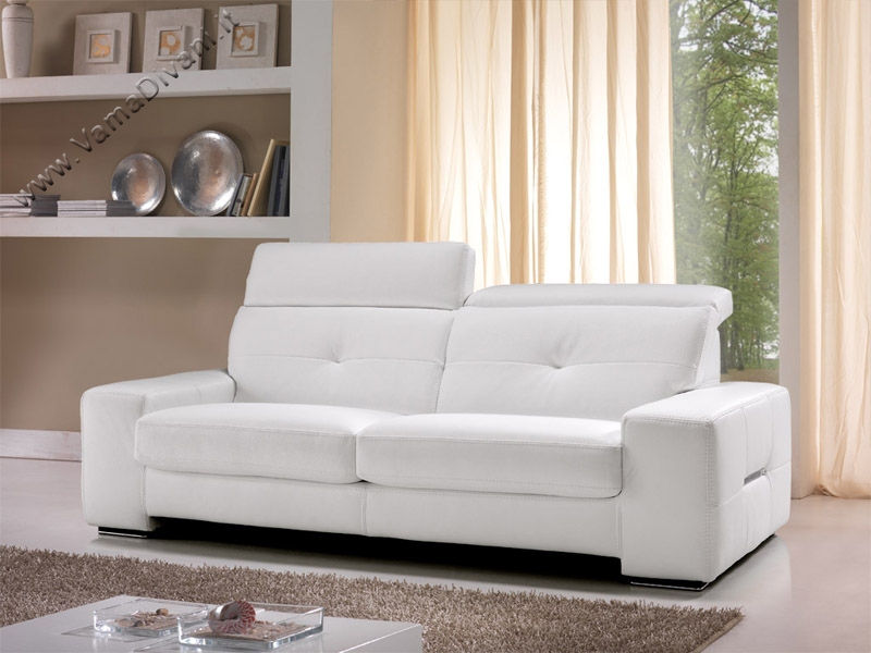 Divano moderno con cliccchetti Divano moderno bianco in pelle