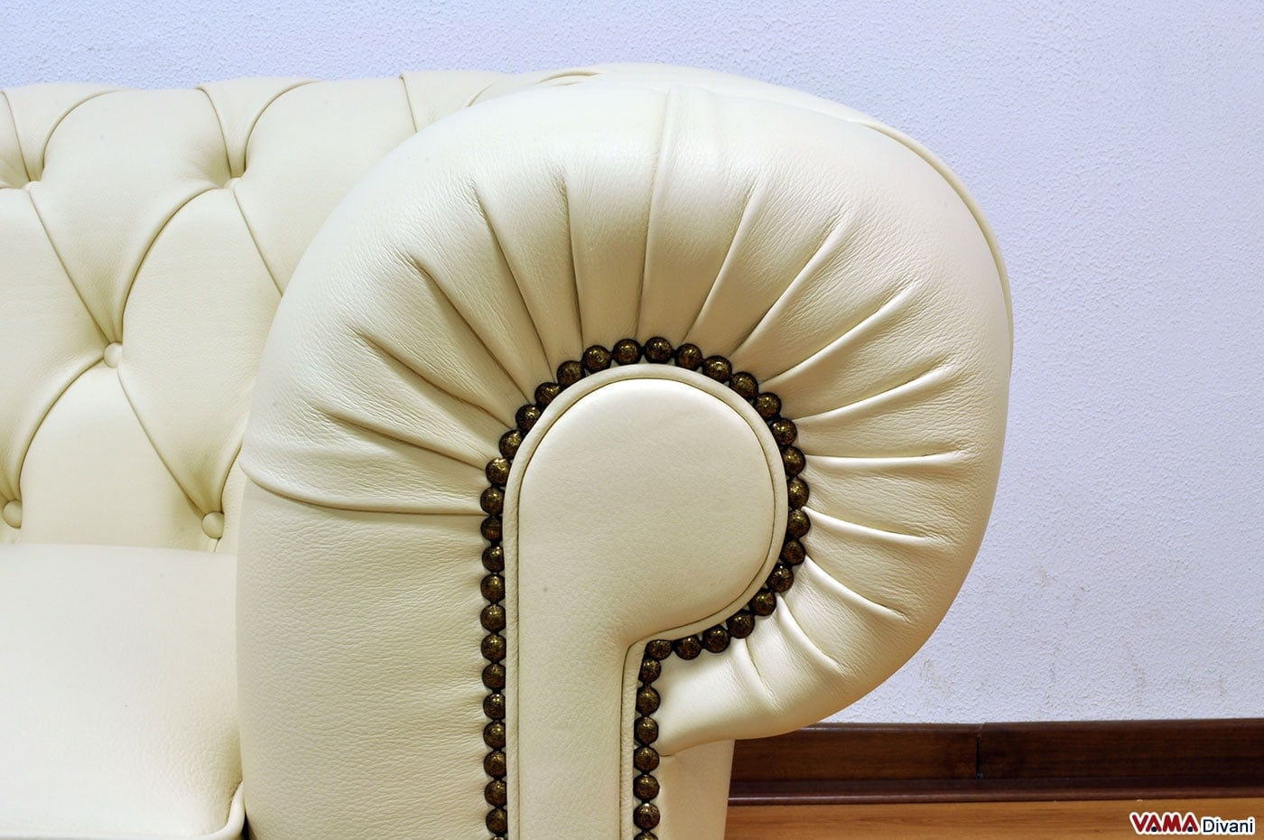 Bracciolo Chesterfield con chiodi decorativi