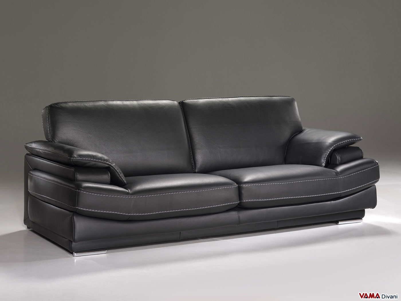 Divano nero pelle: divano chesterfield posti prezzo rivestimenti e ...