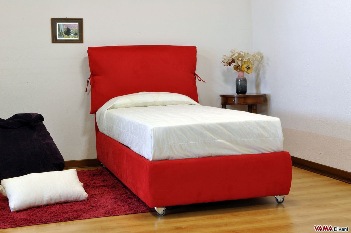 Letto singolo su misura in tessuto rosso con contenitore