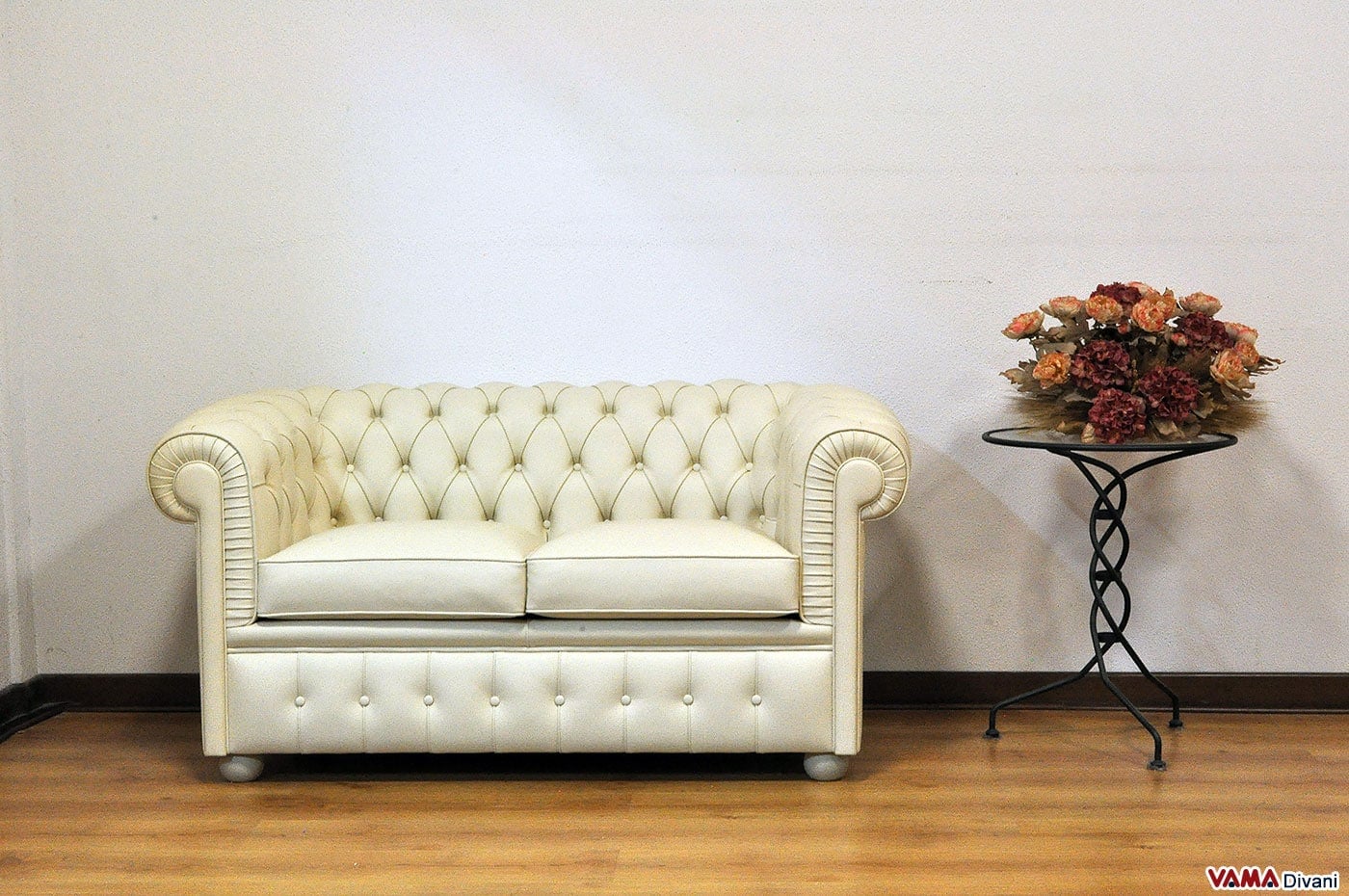 Divano chesterfield con misure ridotte: chesterino