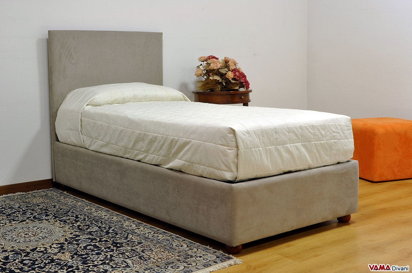 Letto imbottito in tessuto con contenitore testata semplice