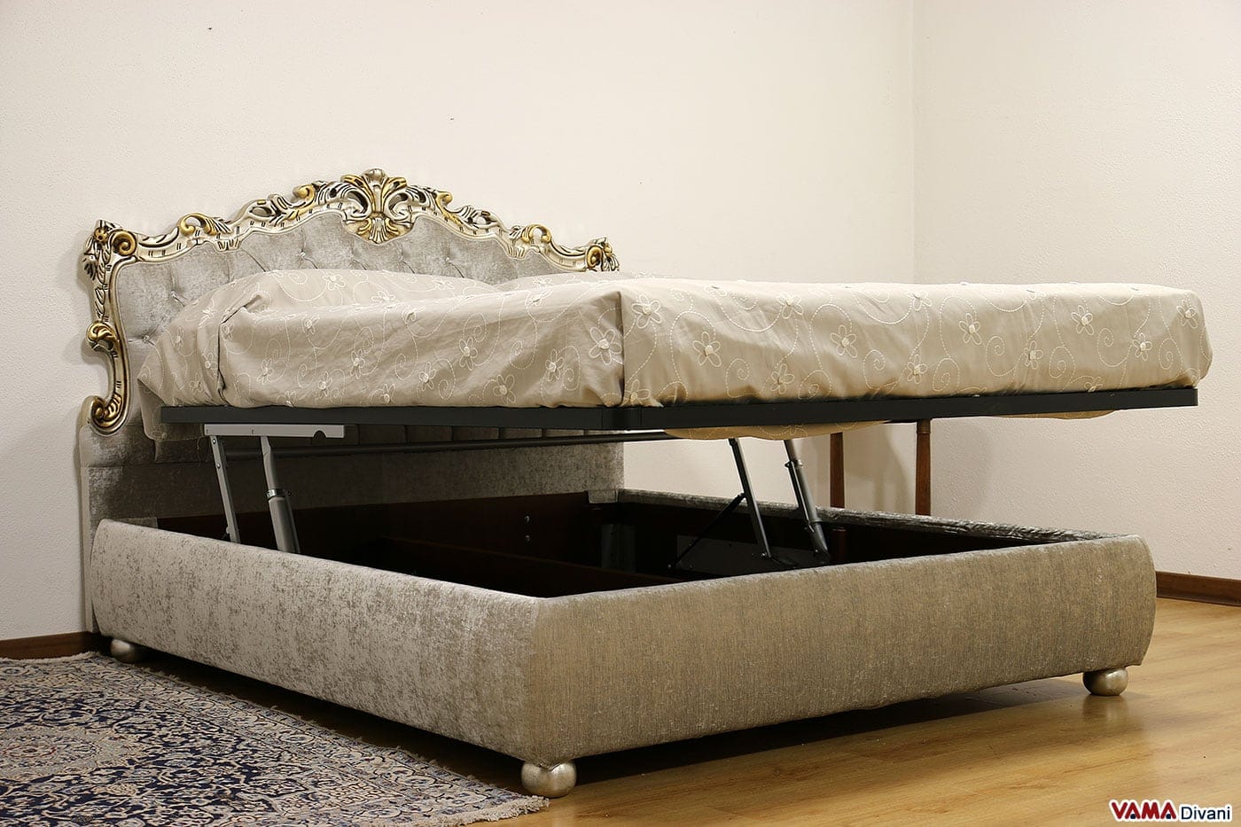Letto barocco con testata in capitonné e con contenitore