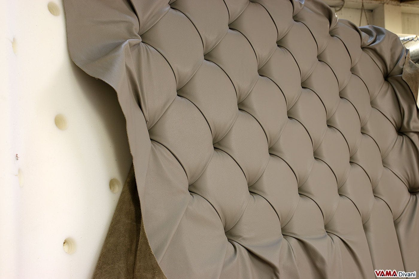 Letto con testiera di grandi dimensioni in pelle