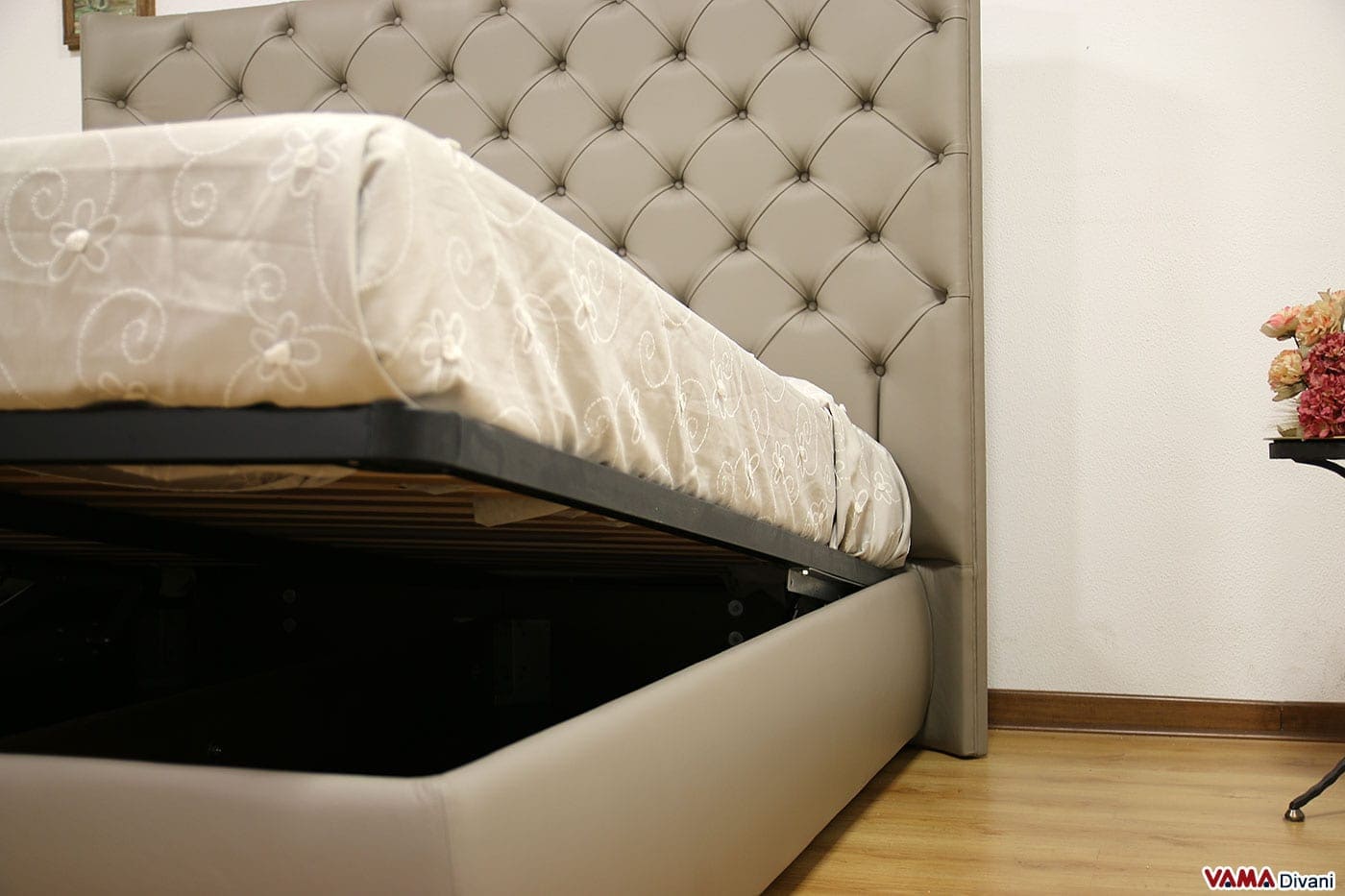 Letto con testiera di grandi dimensioni in pelle
