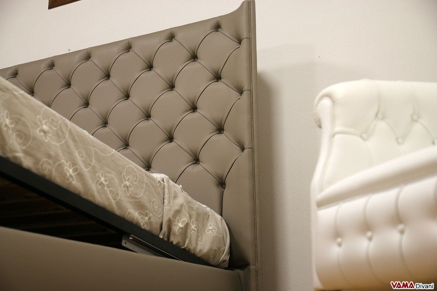 Letto con testiera di grandi dimensioni in pelle
