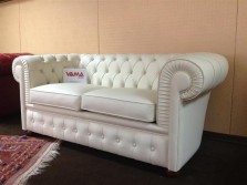 Divano Chesterfield 2 posti in pelle spessorata colore panna (1)