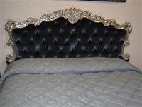 Letto con cornice argentata e lavorazione capitonné