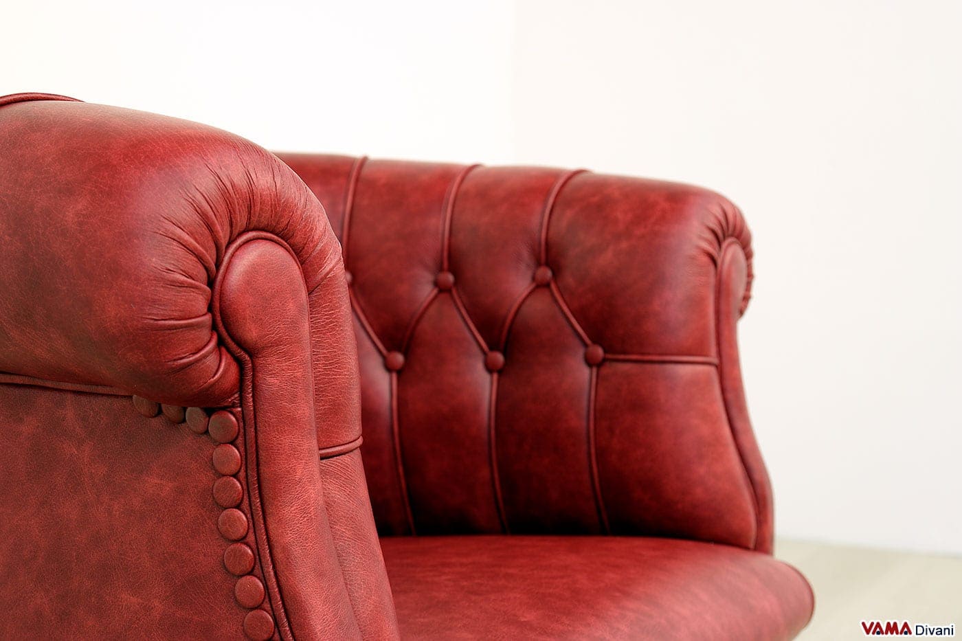 Poltroncina imbottita pozzetto in pelle rossa vintage