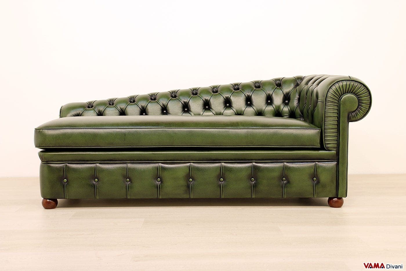 Dormeuse Chesterfield Classica in Pelle, Misure e Prezzi Dormeuse Chesterfield Classica in Pelle, Misure e Prezzi