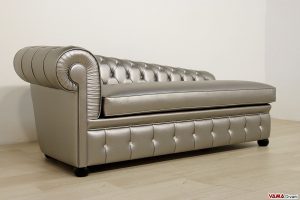 Chaise longue chesterfield argento con bottoni Swarovski