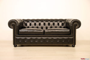 Divano Chesterfield nero in pelle lucida con chiodi