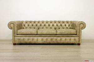 Divano Chesterfield 3 posti beige anticato