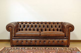 Divani chesterfield 2 e 3 posti in pelle, anche su misura Un piccolo divano imbottito