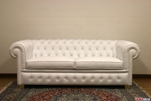 Chesterfield bianco con piedini oro lucido