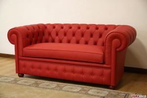 Divano Chesterfield con un cuscino unico