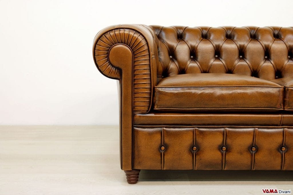 Divano Chesterfield marrone effetto antico vintage in pelle asportabile