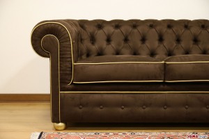 Divano Chesterfield in tessuto marrone