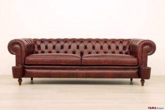 Divani chesterfield 2 e 3 posti in pelle, anche su misura Un piccolo divano imbottito