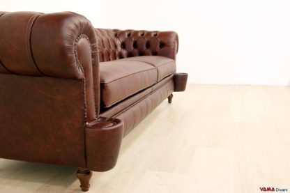 Braccioli con tazze del divano Chesterfield