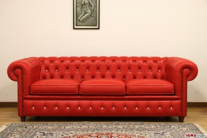 Divano Chesterfield rosso con bottoni swarovski