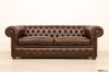 Divano Chesterfield in pelle testa di moro con chiodi ottonati