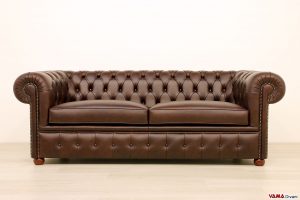 Divano Chesterfield marrone testa di moro con chiodi