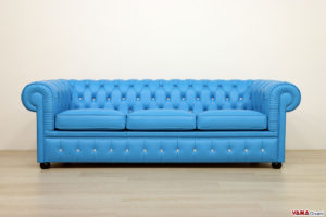 Divano Chesterfield azzurro con swarovski