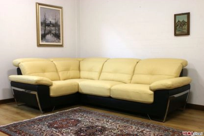 Divano angolare giallo e marrone