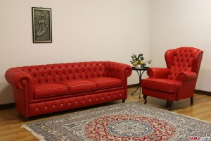 Salotto Chesterfield rosso in pelle con bottoni swarovski