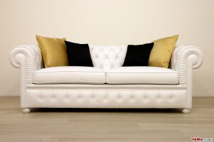 Divano chesterfield bianco con cuscini arredamento