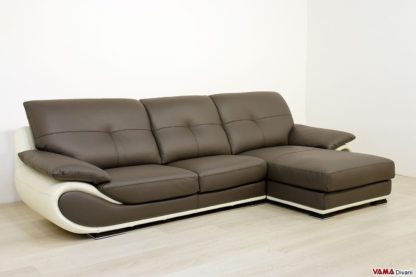 Divano con chaise longue in pelle marrone e panna