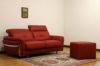 Divano rosso in pelle con particolari in acciaio