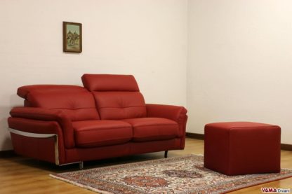 Divano rosso in pelle con particolari in acciaio
