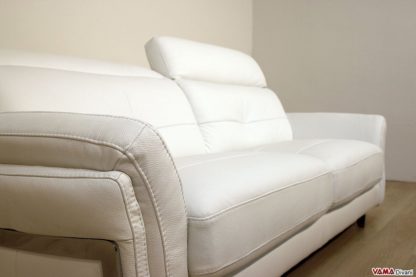 Particolare bracciolo bianco in pelle con particolare in acciaio