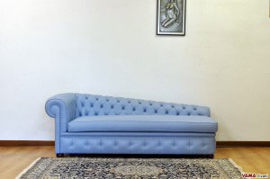 Chaise longue Chesterfield azzurra in pelle pieno fiore