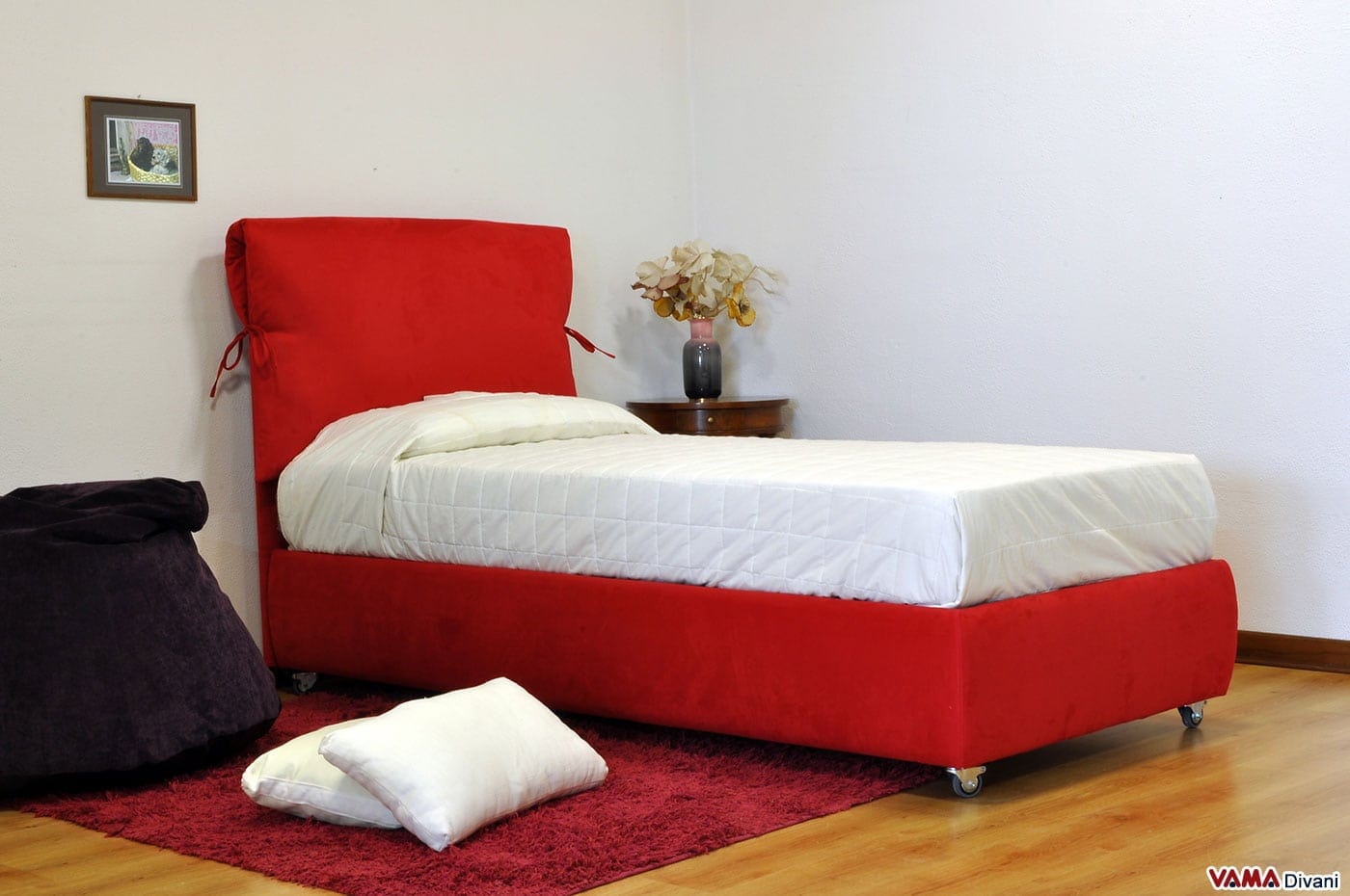 Letto Singolo Su Misura in Tessuto Rosso con Contenitore Letto Singolo Su Misura in Tessuto Rosso con Contenitore