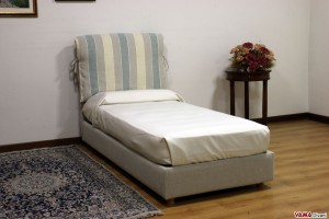 Letto singolo con cuscino con fiocchi