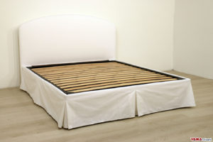 Letto in tessuto con balza