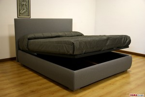 Letto matrimoniale con contenitore in tessuto grigio