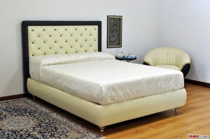 Letto alla francese bicolore con testata capitonnè