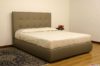 Letto matrimoniale in pelle grigio con testata moderna a quadrati cuciti