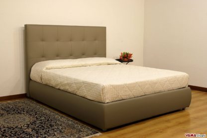 Letto matrimoniale in pelle grigio con testata moderna a quadrati cuciti