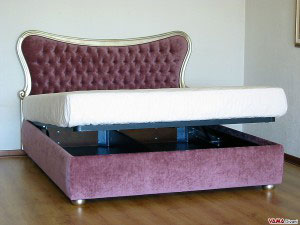 Letto con cornice in legno massello e contenitore