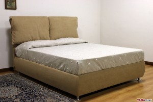 Letto con testata morbida con piedi alti in acciaio