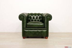 Piccola poltrona Chester in pelle verde